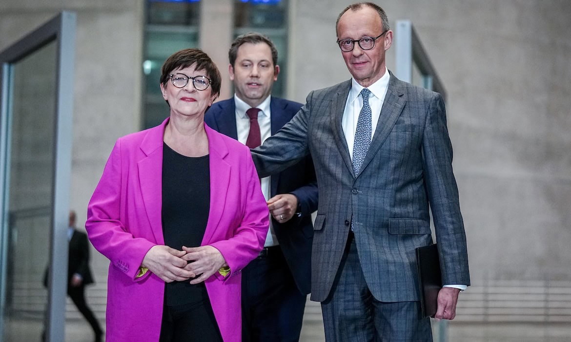 Saskia Esken und Lars Klingbeil von der SPD mit Friedrich Merz von der CDU (v.l.): Von der Großen Koalition erwarten nur wenige Fortschritte bei der Rentenpolitik.