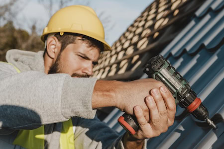 Handwerker repariert Dach Foto: Freepik