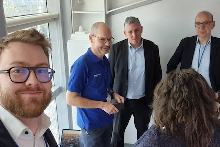 Behind the Scenes beim Videodreh mit der Standard Life auf der MMM-Messe 2025 (v.l.n.r.): Alexander Grund (Pfefferminzia), Matthias Pendl und Oliver Höflich (beide Standard Life) und Matthias Heß (Pfefferminzia)