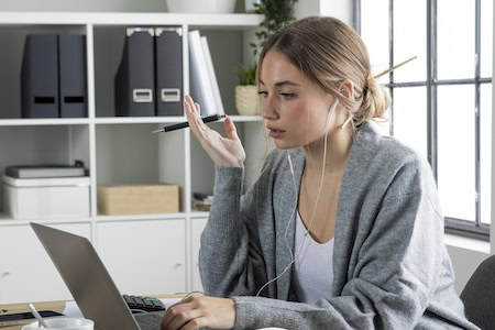 Frau arbeitet im Home-Office Foto: Freepik