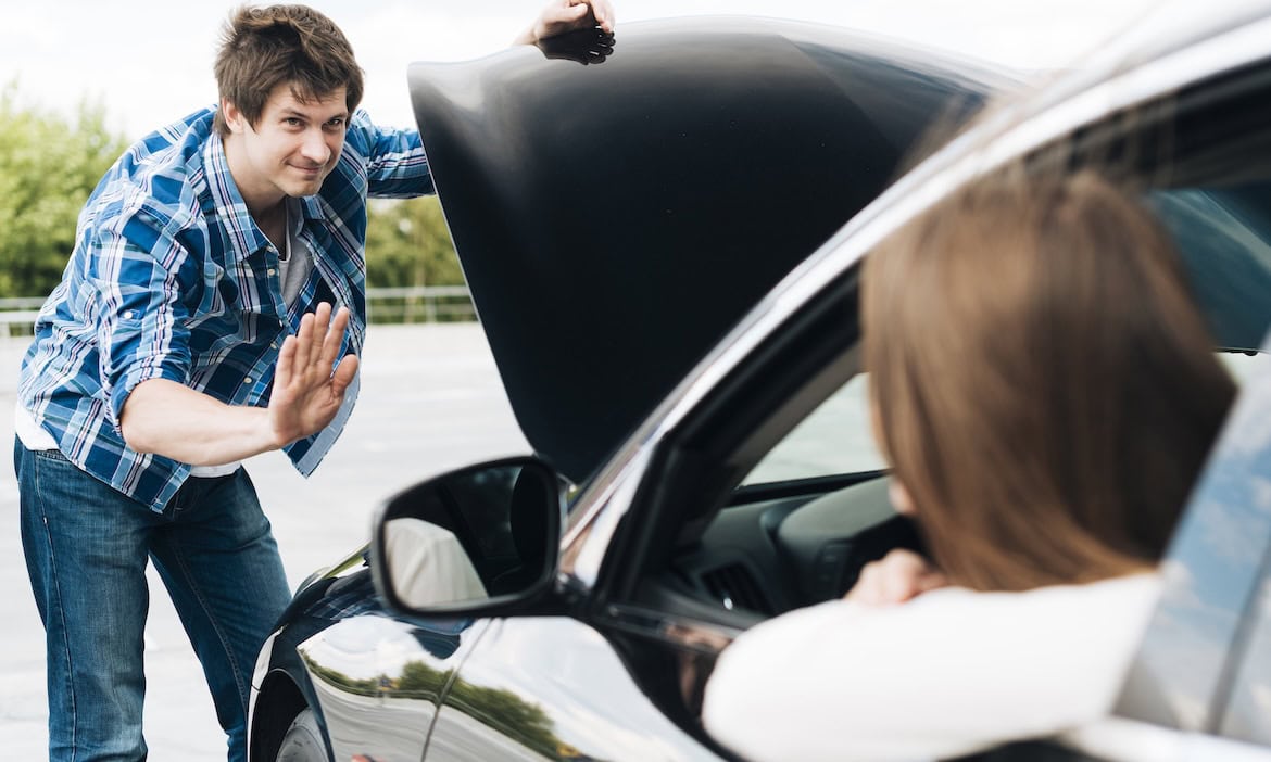 Mann versucht ein Auto zu reparieren: Servicevalue hat gemeinsam mit Focus Money die fairsten KFZ-Service- und Direktversicherer ermittelt.