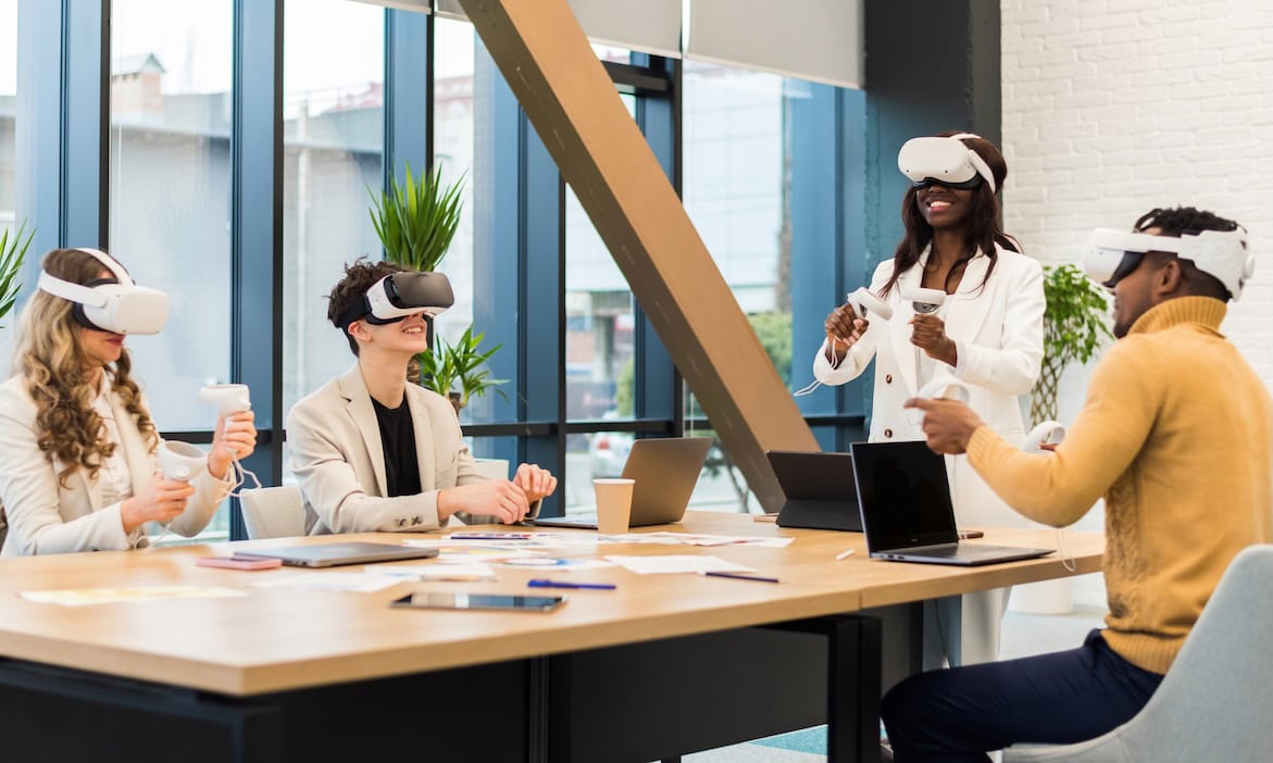 Mitarbeiter arbeiten mit VR-Brillen: Die Signal Iduna setzt auf KI-Assistenten, um Mitarbeitende im Kundenservice zu entlasten.