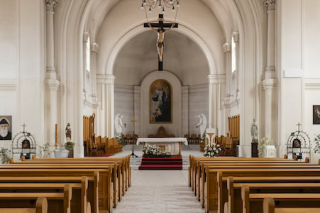 Blick in eine katholische Kirche Foto: Freepik