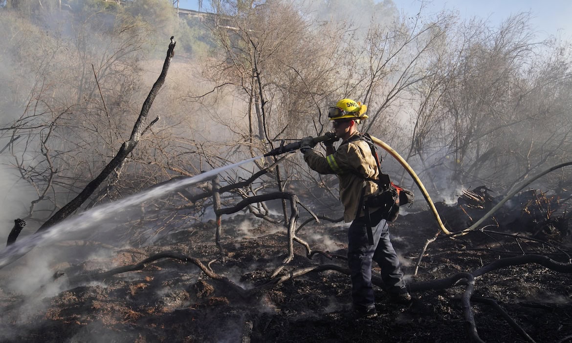 Feuerwehrmann löscht Brand in Kalifornien: Der Klimawandel gehört zu den systematischen Risiken für die weltweite Konjunktur.