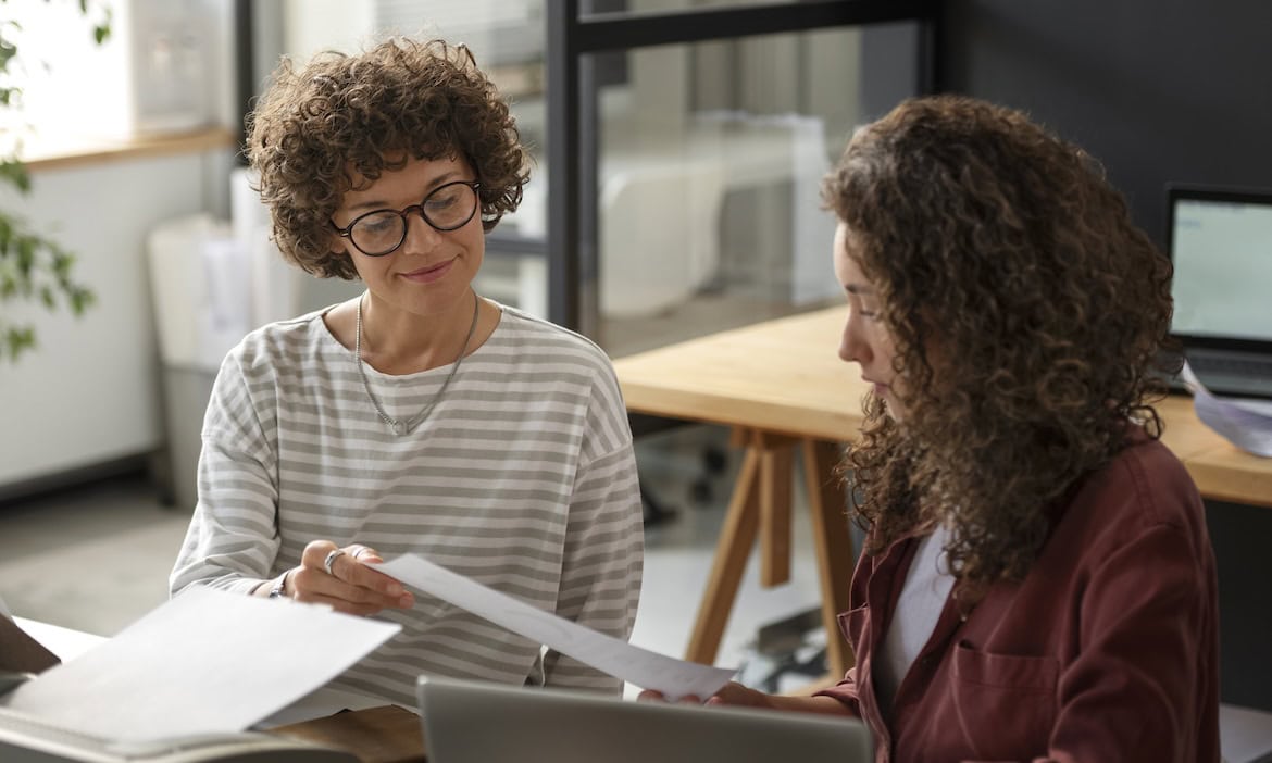 Versicherungsvermittlerin berät Kundin: Servicevalue hat gemeinsam mit Deutschland Test die Versicherer mit der höchsten Kundentreue ermittelt.