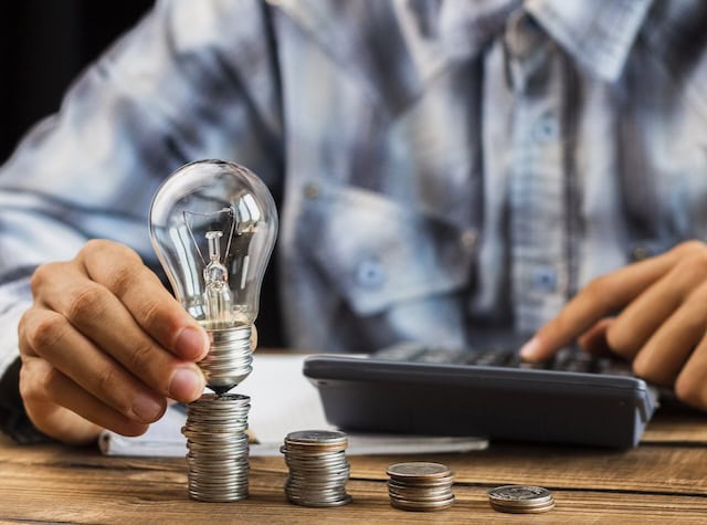 Mann berechnet Einspeisevergütung Foto: Freepik