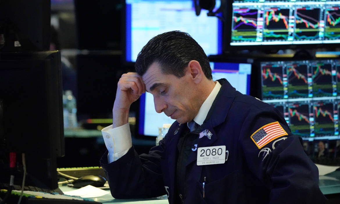 Börsenhändler in New York am 20. März 2020, mitten im Corona-Crash: Ein häufiger Fehler in der Geldanlage ist, sich von Stimmungen mitreißen zu lassen