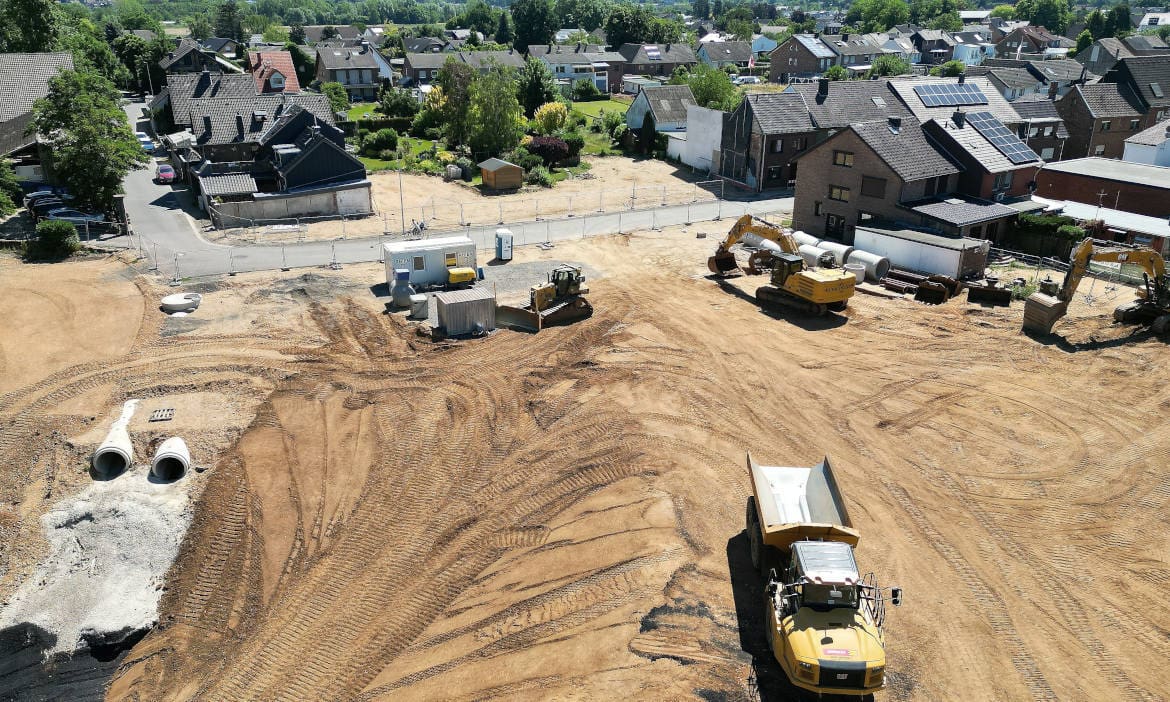 Wiederaufbauarbeiten im Erftstadt-Ortsteil Blessem im Jahr 2022, ein Jahr nach der verheerenden Flut: Es ist dort offenbar schwierig geworden, eine Elementarschadenversicherung zu bekommen