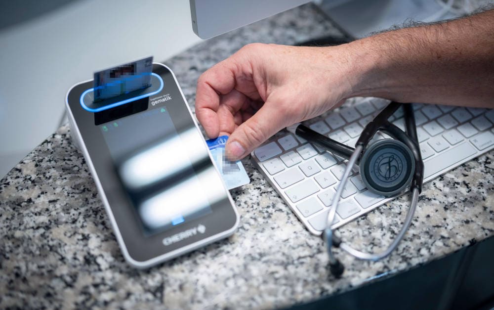 Krankenkassenkarte in Aktion: Viele Krankenkassen reagieren auf Anfragen spät oder gar nicht