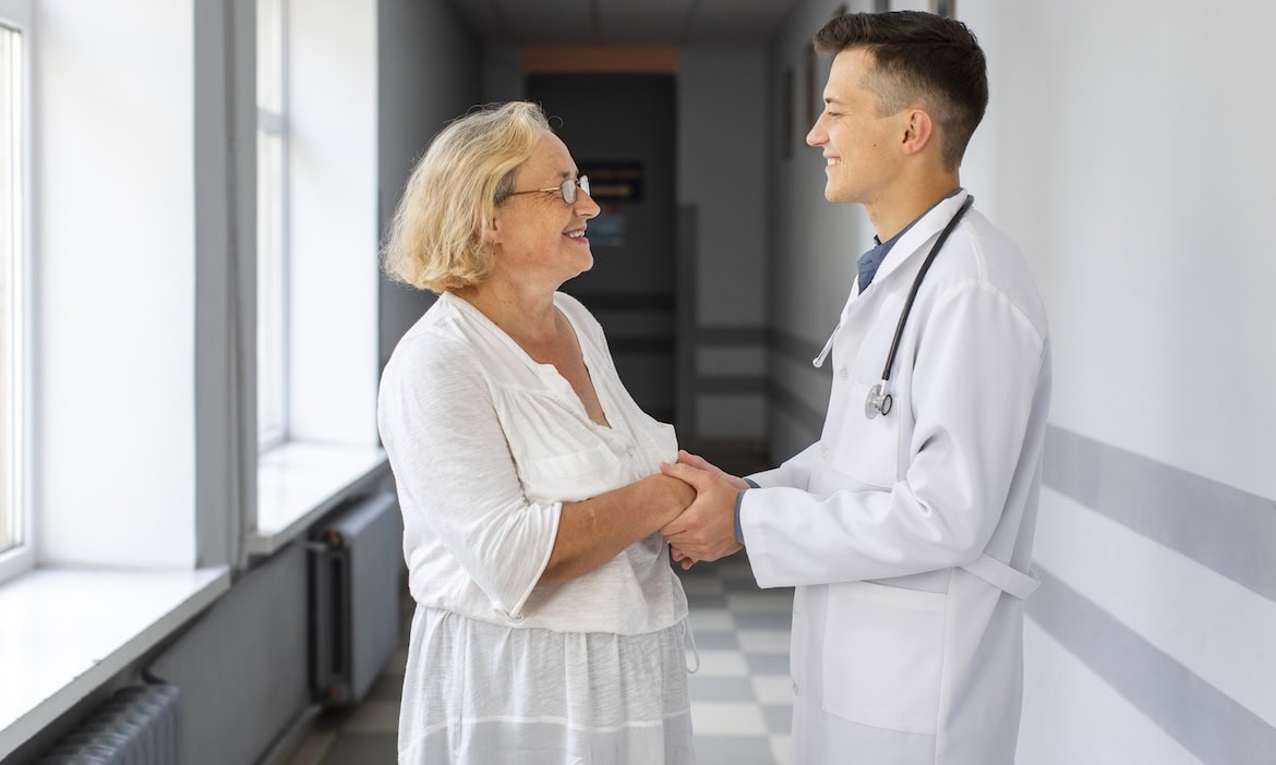 Patientin spricht mit Arzt: Um ihre künftige Pflege-Situation und das Gesundheitssystem machen sich derzeit viele Deutsche Sorgen.