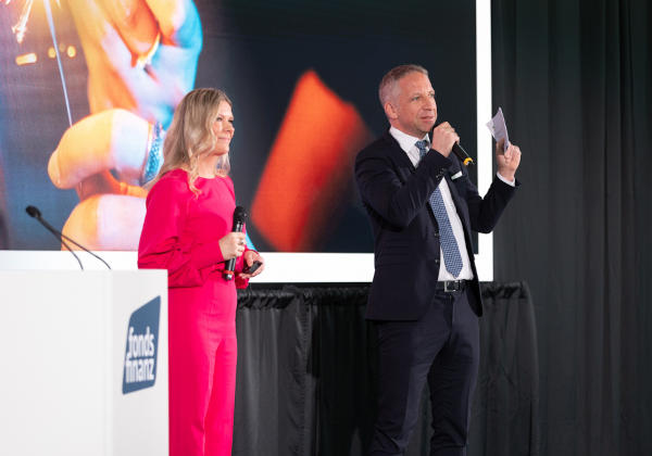 Fonds-Finanz-Geschäftsführer/in Christine Schönteich und Norbert Porazik sprechen zu den Gästen (Foto: Fonds Finanz)