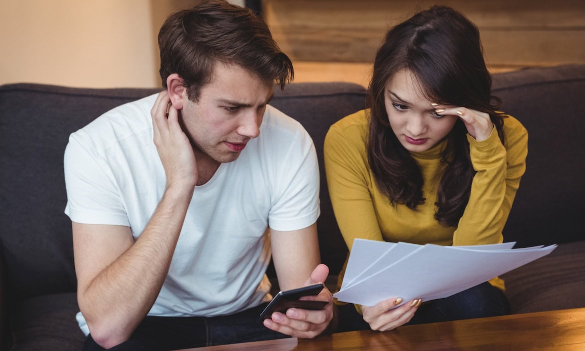 Mann und Frau berechnen ihre Rente: Vor allem Frauen befürchten, dass sie mit ihrer Rente in finanzielle Schwierigkeiten geraten.