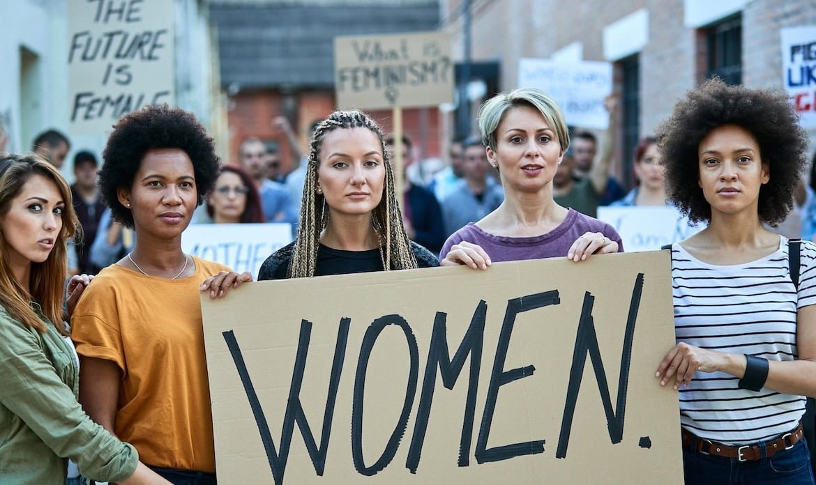 Frauen demonstrieren am Weltfrauentag: Frauen sind weiterhin in der Gesellschaft nicht gleichberechtigt. Das muss sich ändern.