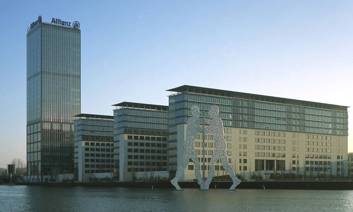 Allianz-Marke auf den Treptowers in Berlin: Zweitwertvollste Versicherungsmarke der Welt
