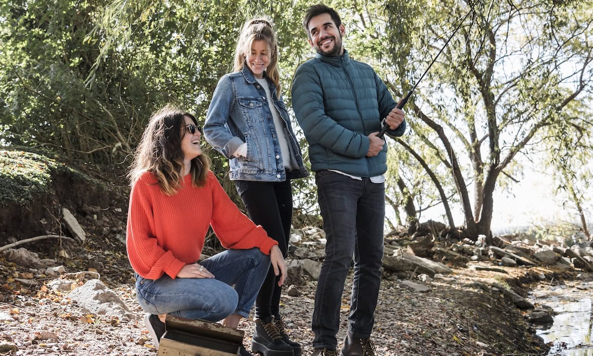 3 junge Menschen angeln: Vor allem junge Anleger interessieren sich für grüne Investments.
