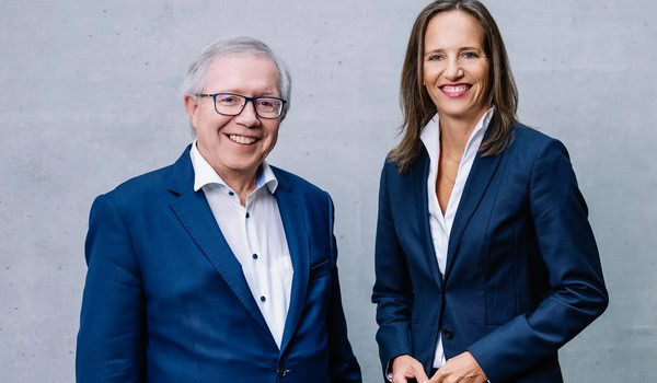 Gerhard Fuchs, amtierender Vorstandvorsitzender der Audi BKK mit seiner Nachfolgerin ab 1. Mai 2025, Anja Schramm Foto: Audi BKK