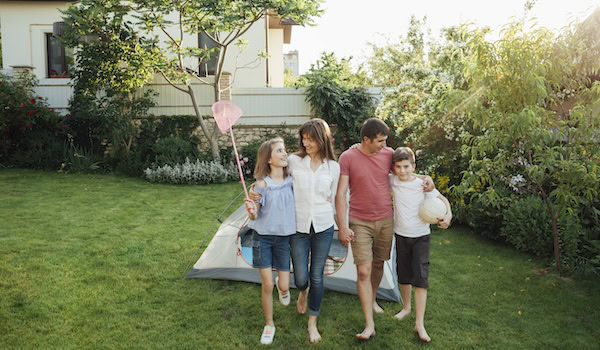 Familie spielt im Garten Foto: Freepik