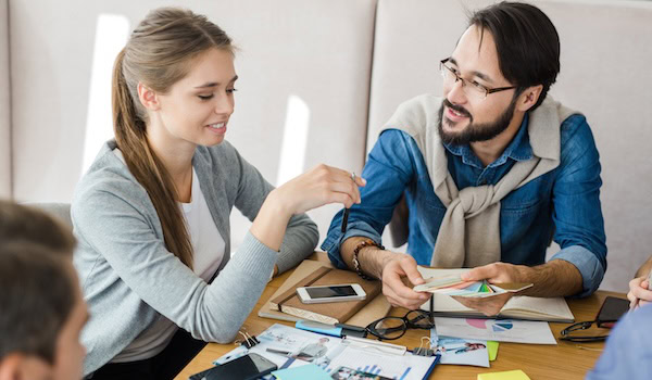 Junge Leute suchen Fonds aus: Fondspolicen können über eine lange Laufzeit eine gute Altersvorsorge sein.