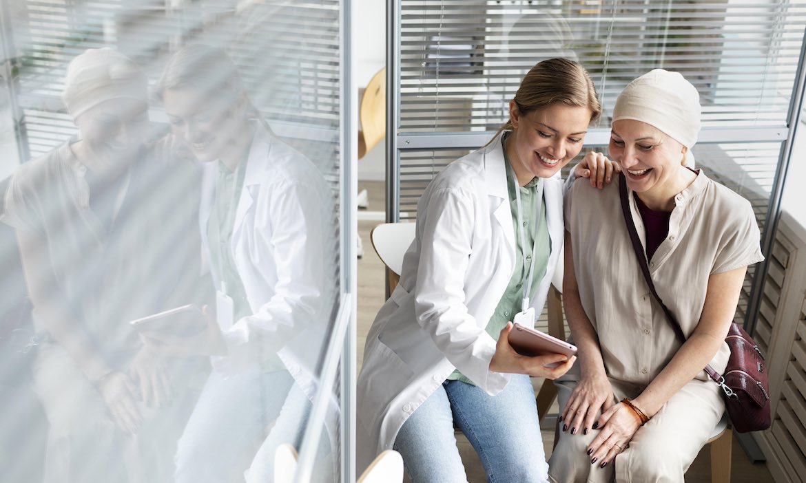 Frau mit Krebs: Die Arbeitskraft abzusichern ist wichtig. Mit welchen Anbietern Vema-Makler besonders zufrieden sind.