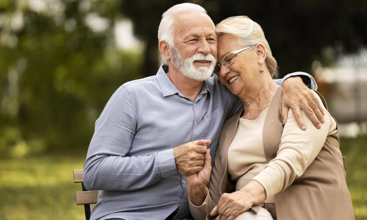 Älteres Ehepaar sitzt auf Bank: Die meisten Deutschen fürchten sich vor einer zu geringen Rente im Alter.