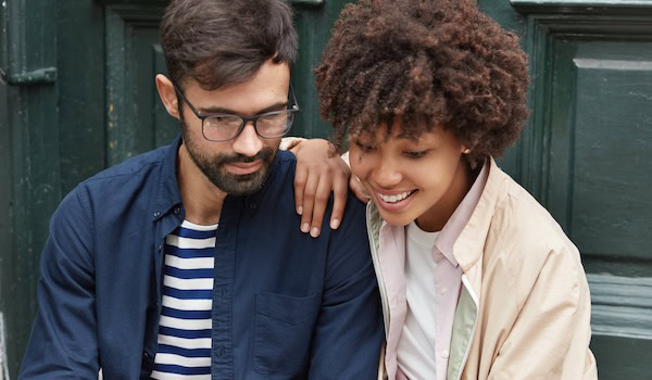 2 Personen schauen auf ein Smartphone Foto: wayhomestudio / Freepik