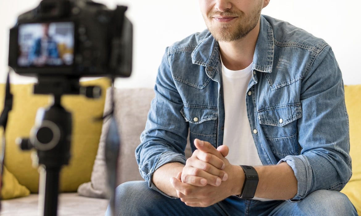 Kamera an, und bitte! Finfluencer geben Followern auf Social Media Tipps in Sachen Geld.