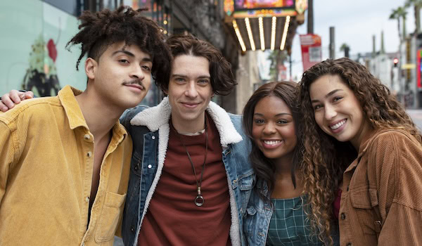 Junge Expats machen einen Ausflug Foto: Freepik