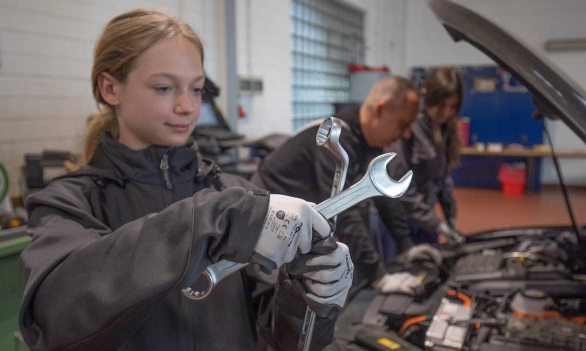 Schülerin schnuppert am Girls Day in eine KFZ-Werkstatt in Bonn: Steigende Preise in Werkstätten machen der KFZ-Versicherung noch immer zu schaffen