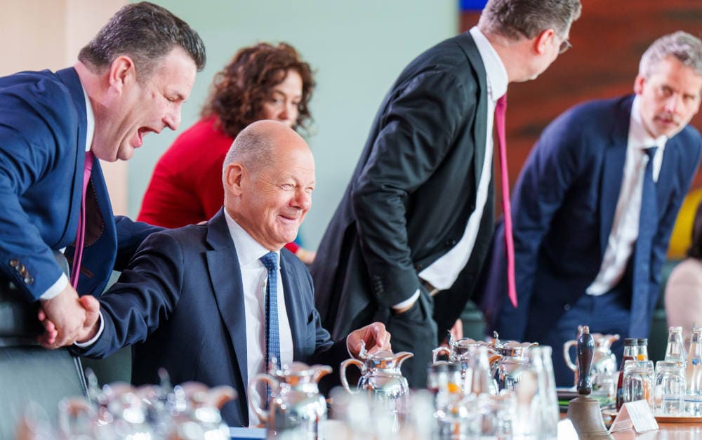 Noch-Bundesarbeitsminister Hubertus Heil (links) und Noch-Bundeskanzler Olaf Scholz (2.v.l.), beide SPD, auf der Sitzung des Bundeskabinetts am 30. April 2025: Es beschloss, dass die Renten steigen sollen
