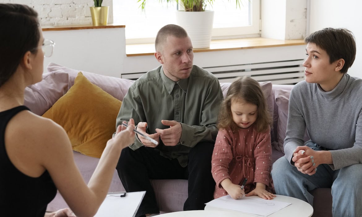 Paar berät über eigenes Testament: Viele Deutsche überlegen, ihr Erbe einer gemeinnützigen Organisation zu überlassen.