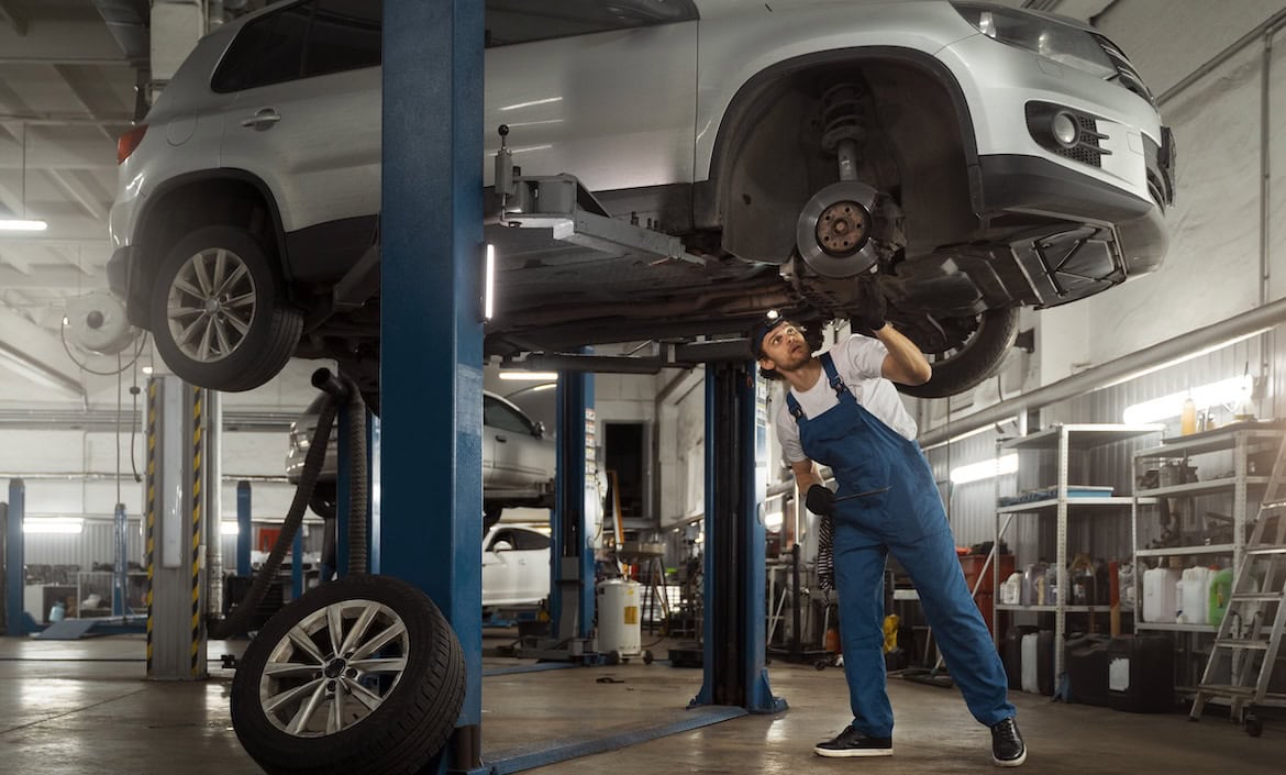 Automechaniker repariert Auto in Hebebühne: Die Huk-Coburg gehört in der Kategorie KFZ zu den Preisträgern des Versicherungs-Awards 2025.