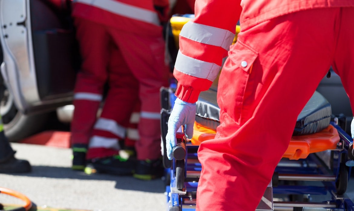 Sanitäter laden einen Patienten in den Rettungswagen: Unfälle und schwere Krankheiten können jederzeit zuschlagen. Deshalb sollten Makler sich mit einem Notfallplan vorbereiten.