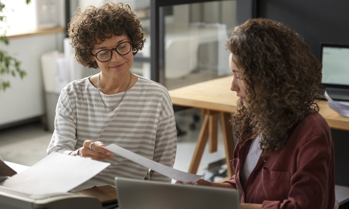 Versicherungsmaklerin berät Kundin: Servicevalue hat zusammen mit Focus Money die Finanzdienstleister mit der besten Kundenberatung ermittelt.