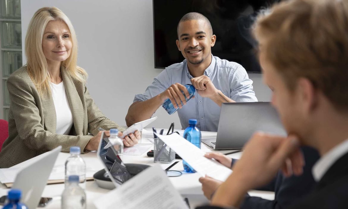 Zwei Makler und eine Maklerin sprechen über Versicherer: Die Makler des VFM-Verbundes haben ihre Top-Versicherer des Jahres 2025 in 5 Kategorien gekürt.