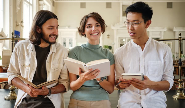 Gruppe aus jungen Fachkräften Foto: garetsvisual