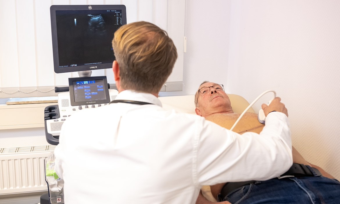 Patient bei der Ultraschalluntersuchung: Bei der Systemfrage PKV oder GKV ist eine saubere Aufklärung durch Makler gefragt.