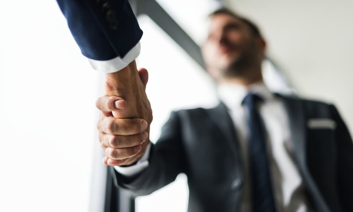 Hand drauf: AFK Versicherungsmakler wird Teil der Attikon Gruppe.