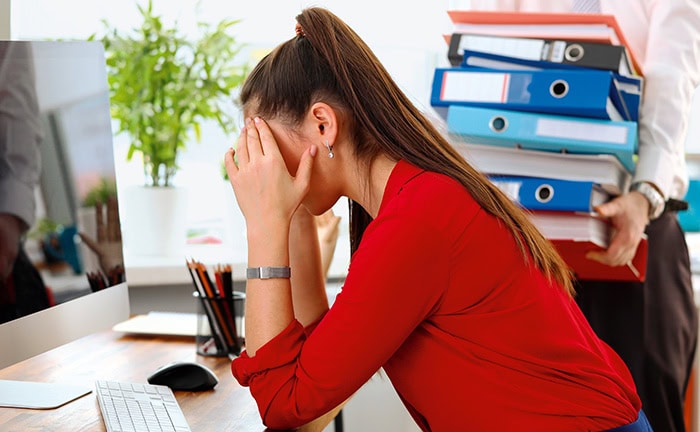 Der Fachkräftemangel und die fehlende Stellenbesetzung setzen Mitarbeitende unter Druck. Die Arbeit stapelt sich auf ihren Tischen.