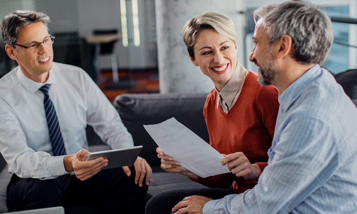 Ein Finanzberater spricht mit Kunden: Viele Finanzberater vernachlässigen laut einer aktuellen Studie die Absicherung wichtiger Risiken.