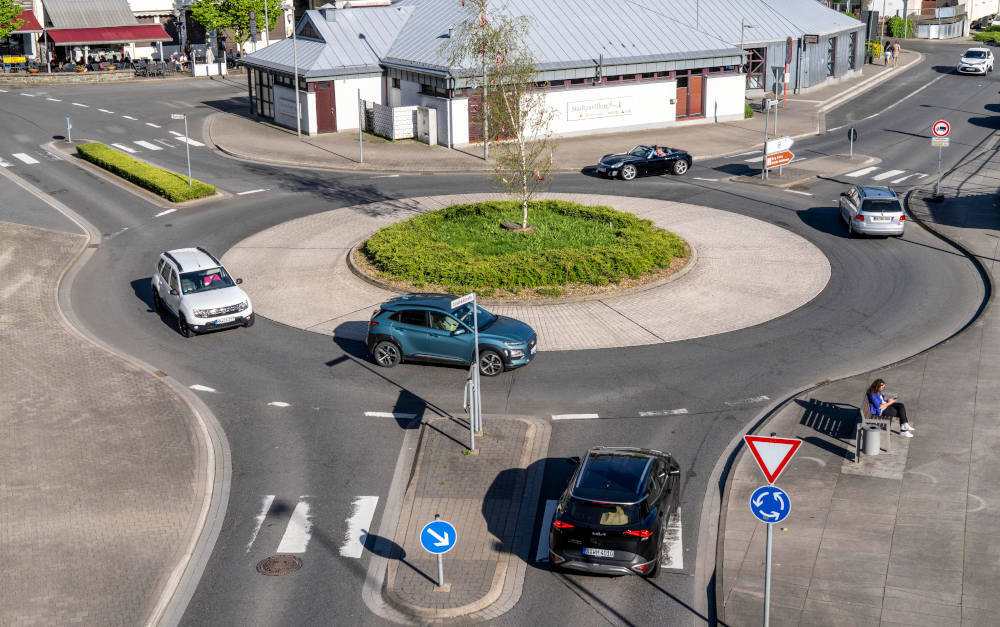 Autos im Kreisverkehr: Prämien in der KFZ-Haftpflicht wieder stark gestiegen