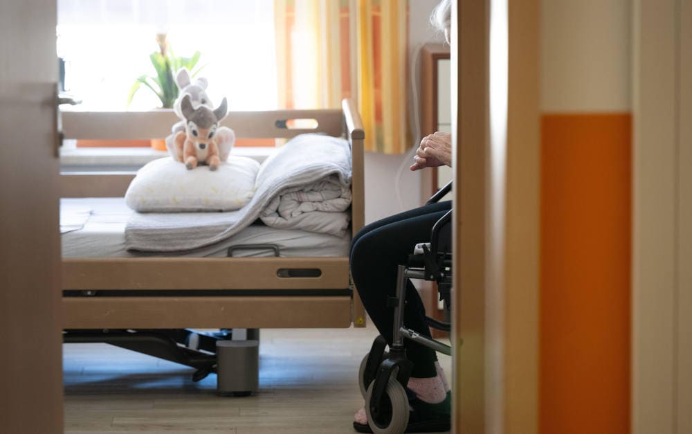 Bewohner im Pflegeheim (Symbolbild): Betreiber dürfen ohne Zustimmung die Preise nicht erhöhen