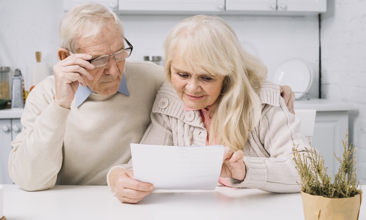 Rentner-Ehepaar kontrolliert einen Rentenbescheid: Nur 21 Prozent der Befragten einer aktuellen Studie halten die gesetzliche Rente für ausreichend.