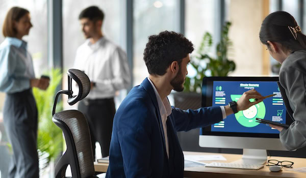 Mitarbeiter diskutieren über Schadenmeldung Foto: Freepik