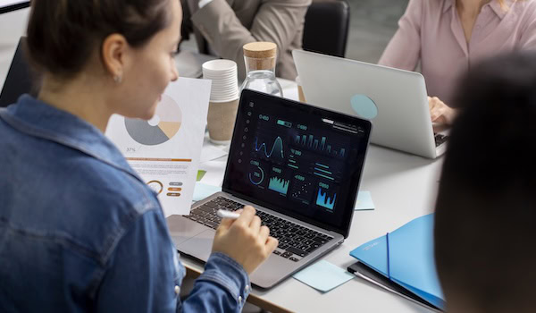 Mitarbeiter kontrollieren Risiken Foto: Freepik