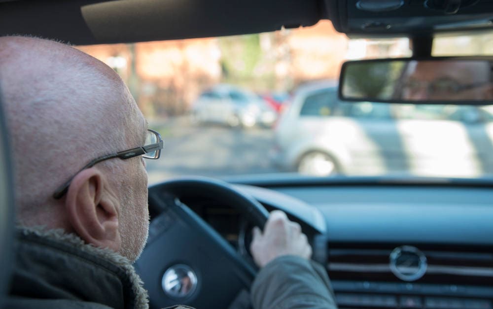 Senior am Steuer: Die Zahl älterer Menschen mit Unfällen im Straßenverkehr steigt