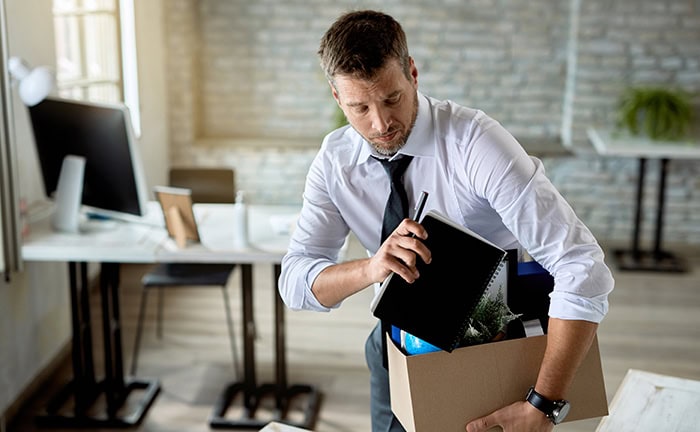 Mann wird gefeuert und enthält eine Abfindung.