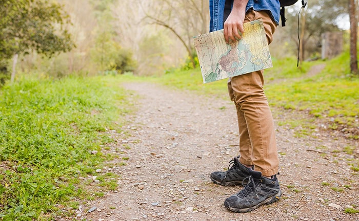 Mann sucht nach dem richtigen Weg – die Entscheidung zwischen Auszahlplan und lebenslanger Rente ist nicht einfach.