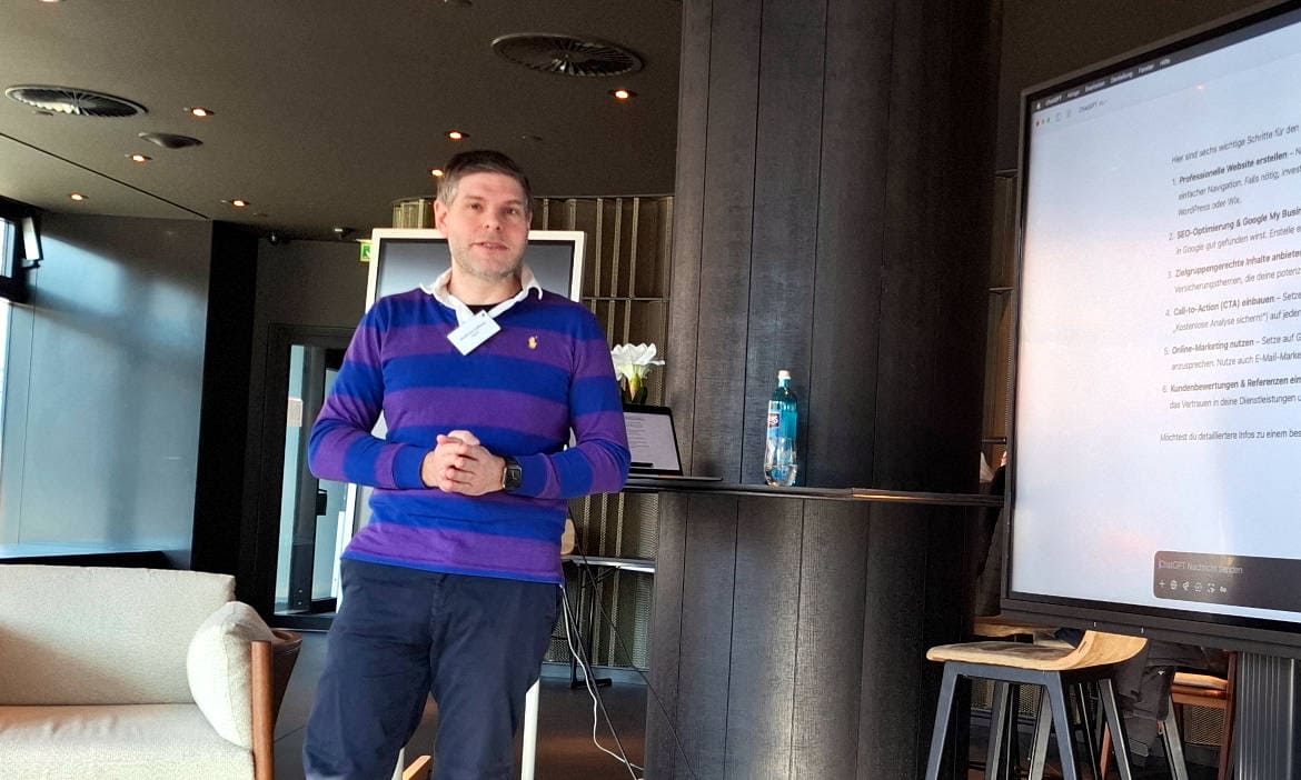 Wolfram Lefèvre, Geschäftsführer des Dienstleistungsunternehmens Digidor, bei seinem Vortrag über den Internet-Auftritt von Vermittlern auf der Hop-on-Hop-off-Tour von Pfefferminzia durch Berlin