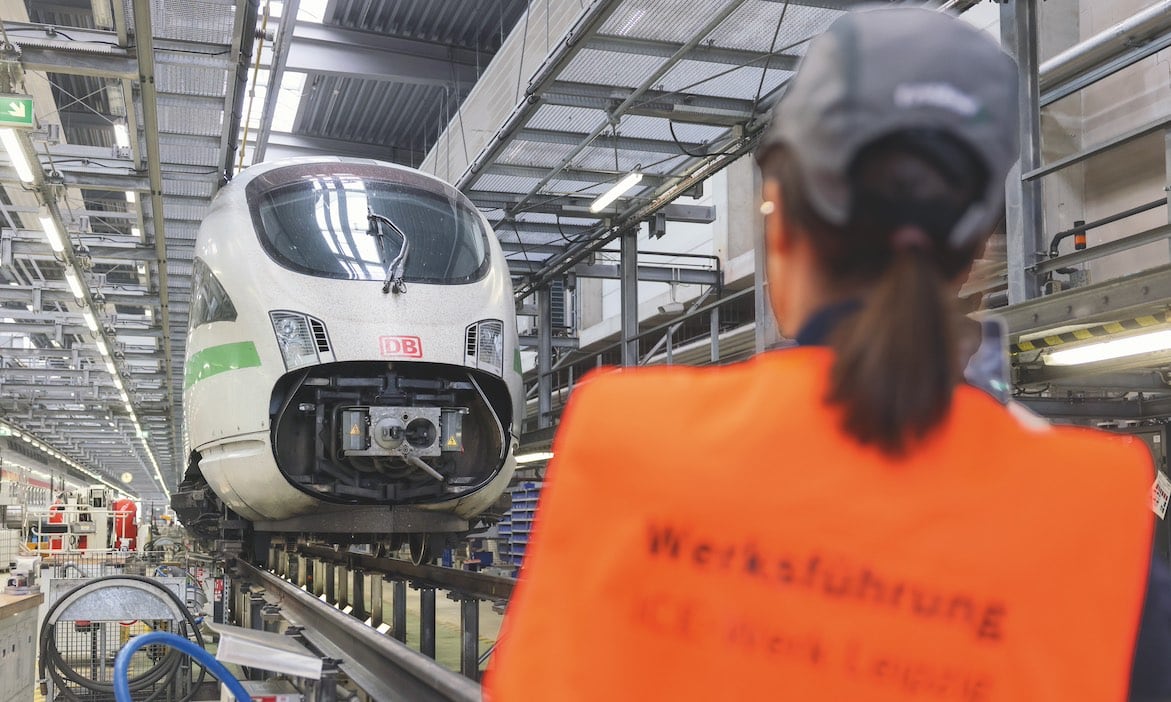 Arbeiterin bei der Wartung eines ICEs: Die Verbreitung der betrieblichen Altersversorgung (bAV) will auch die neue Koalition stärken.