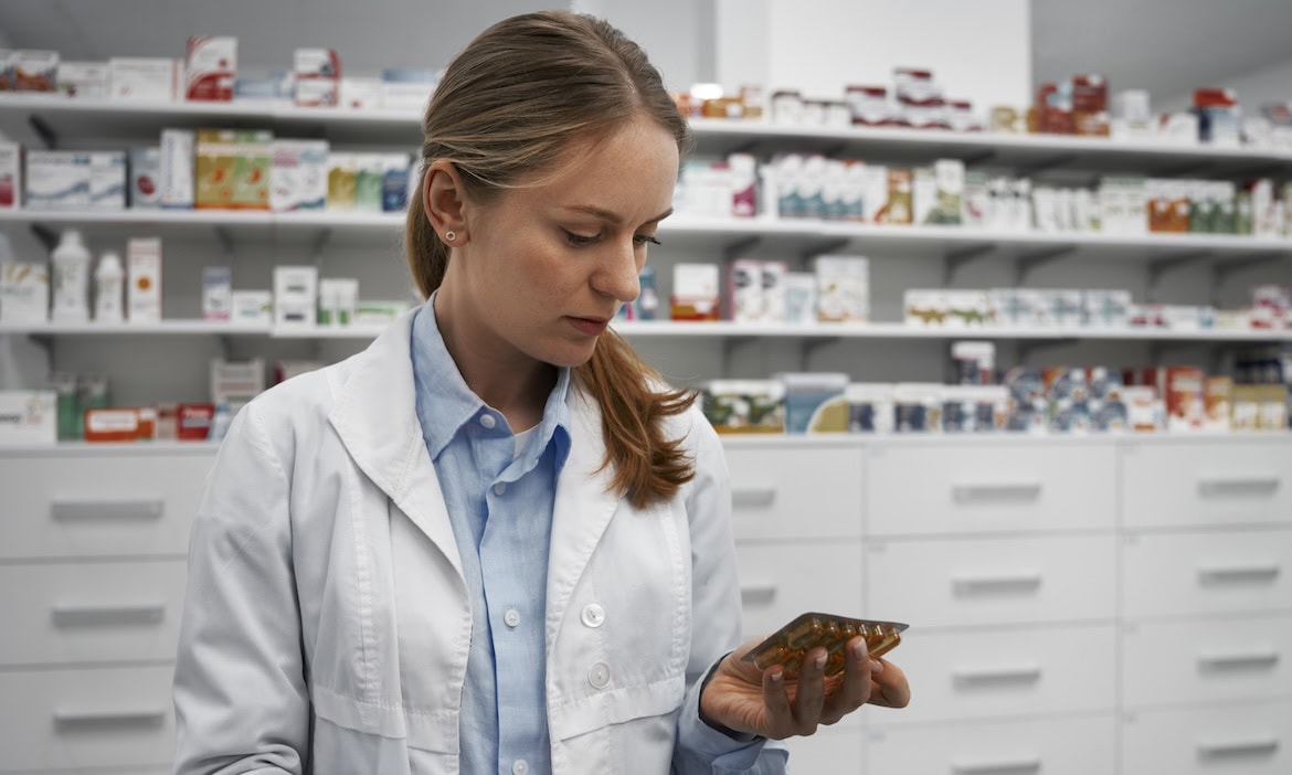 Apothekerin kontrolliert Medikament: Die Leistungsausgaben der PKV sind 2024 stark gestiegen.